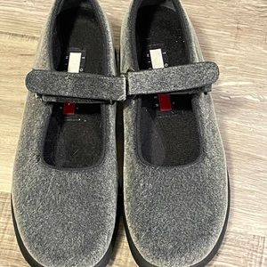 Tommy Hilfiger designer shoes. Sz. 7 1/2. Perfect condition